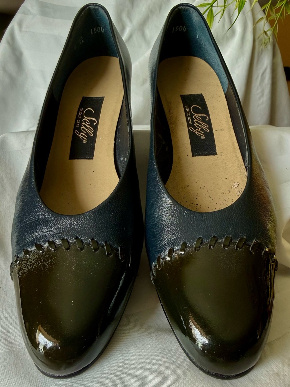 Vintage Selby Women’s Navy & Black Leather Cap-Toe Pumps 70’s/80’s